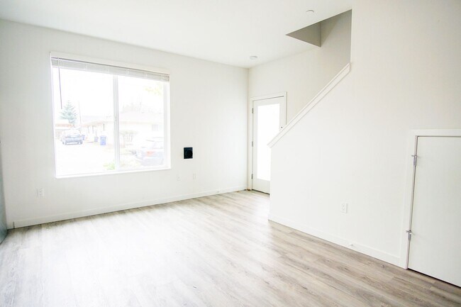 Building Photo - Rare 3 Bed, 2 Bath Townhouse Ready Late Se...