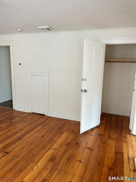 Building Photo - 163 Meadow St