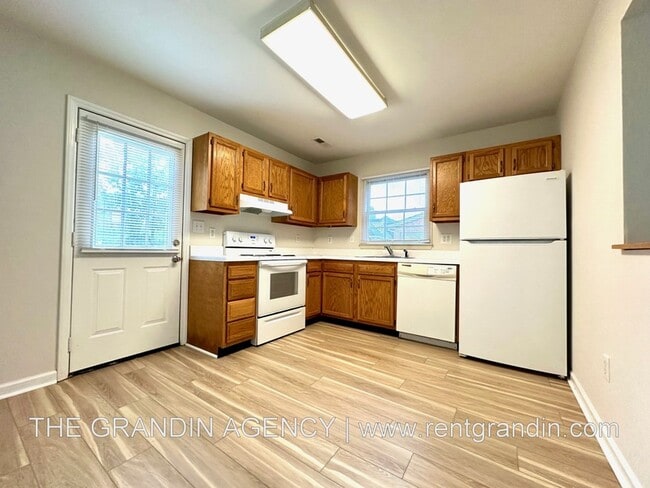 Building Photo - 102 Lakehurst Ave