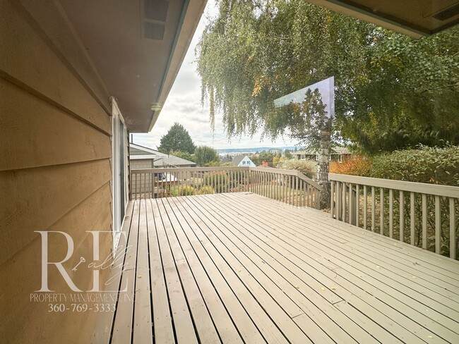 Building Photo - Enjoy Breathtaking Sunsets in the Heart of Manette