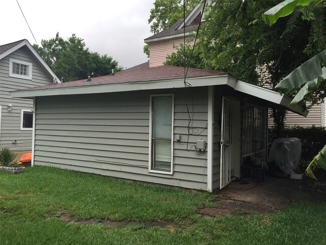 Building Photo - 811 Sabine St