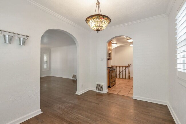 Building Photo - AVAILABLE NOW - Charming Sugar House Bungalow