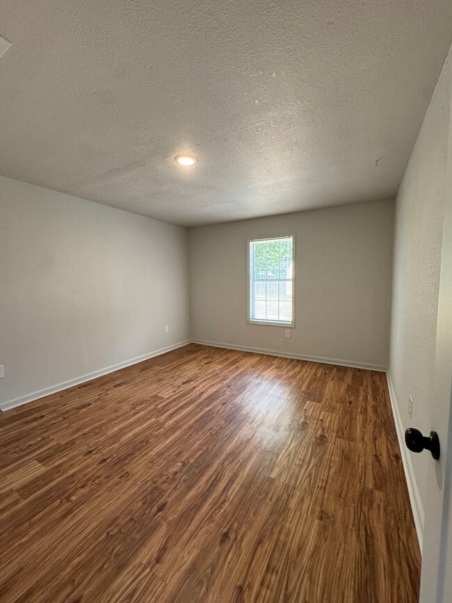 Building Photo - Newly Renovated 2 Bed / 1 Bath Apt. In Tru...