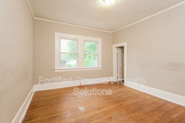 Building Photo - 3040 N Patterson Ave