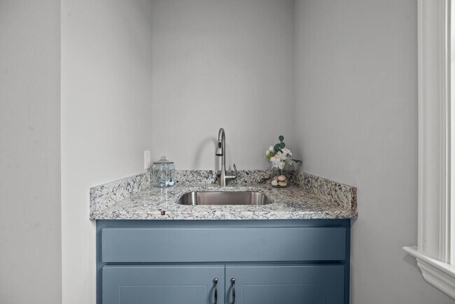 Building Photo - 508 Watauga Ave