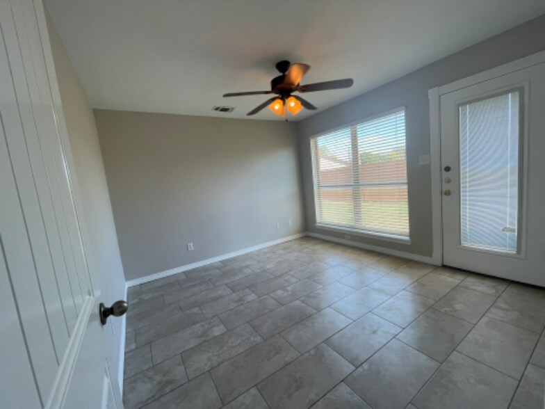 Building Photo - 604 Hilltop Dr