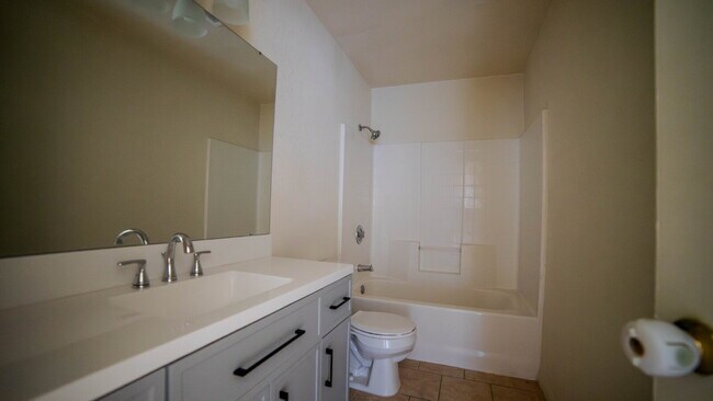 Building Photo - Spacious 2-Bedroom Apartment – Prime Location Near Shopping & Fort Hood