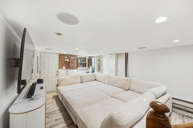 Building Photo - 135 Van Horne St