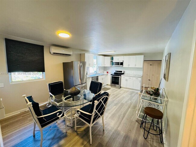 Building Photo - 2205 Roosevelt St