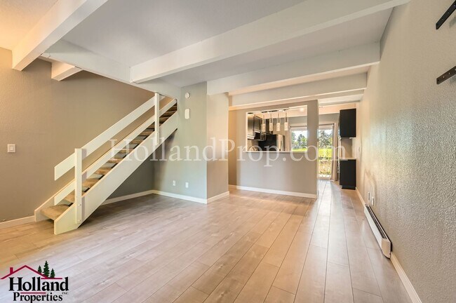 Building Photo - Charming Home Near Parks and Trails in Por...