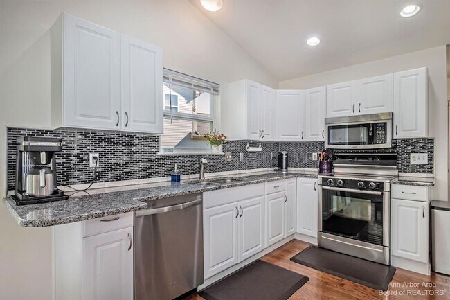 Building Photo - 4267 Knollcrest Dr