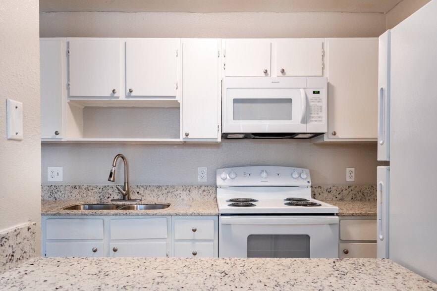2BR,1BA - 800SF - Willow Wood Apartments