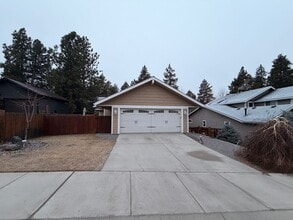 Building Photo - Dual Primary Suite's. 2 Bedroom / 2.5 Bathroom Single Level Home in NE Bend