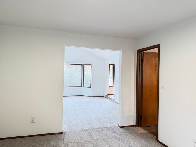 Building Photo - Saratoga Reach Beauty: Updated 4BR Home with Deck, Fireplace & Prime Mukilteo Location