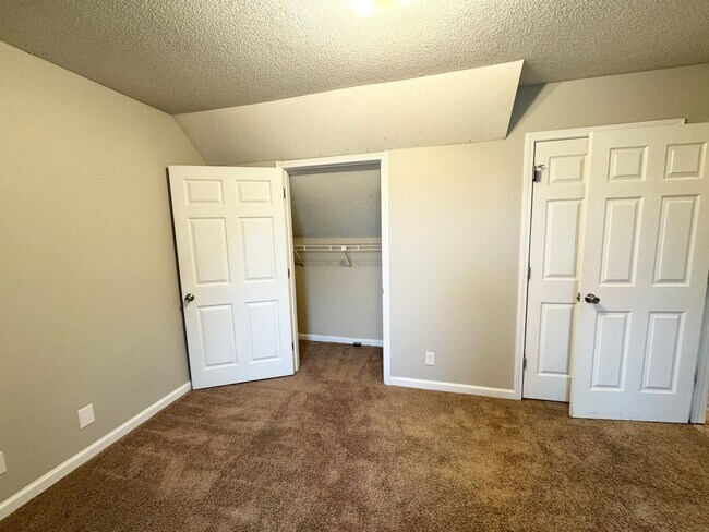 Building Photo - 1005 Shadow Ridge Ave
