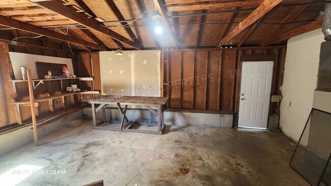 Building Photo - 3 bd 2 ba Ranch Style Beaverton Home with W/D in Unit, 2 Car Garage and Large Fenced Yard!