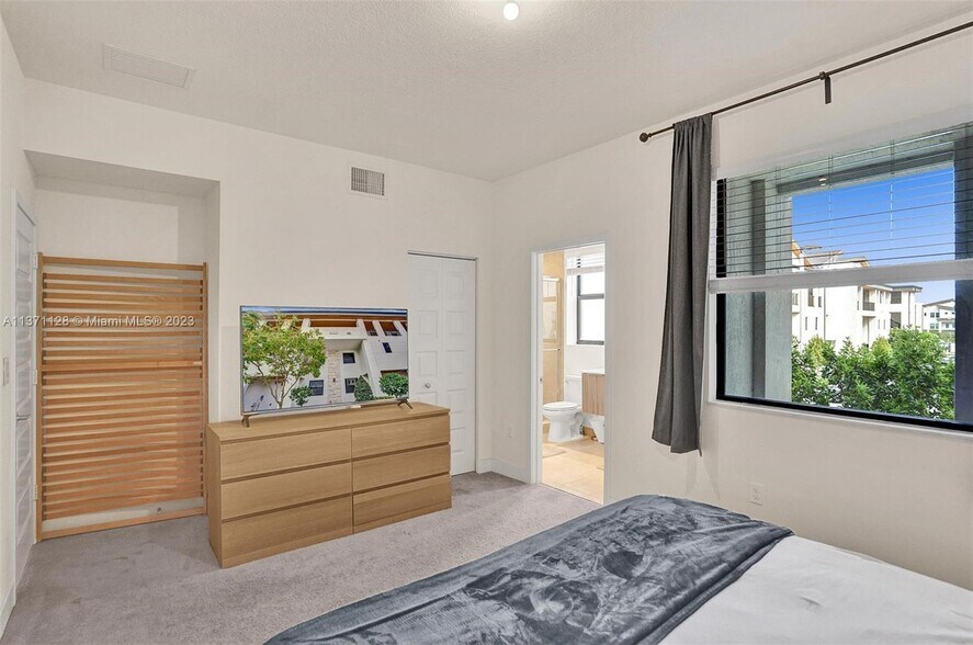 Building Photo - 10437 NW 82nd St