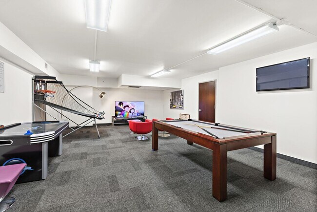 Building Photo - 1700 Park Ave