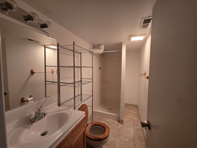 Building Photo - Lovely 2 Bedroom (with 1 bonus room), 2 ba...