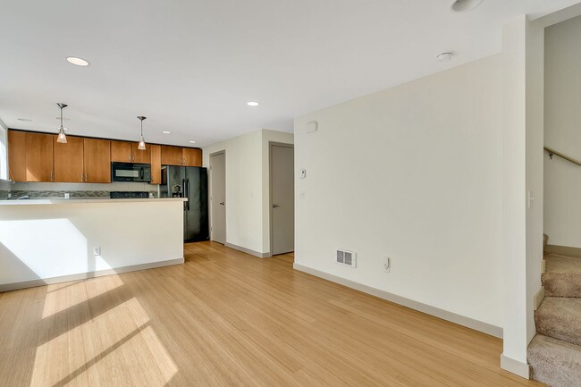 Building Photo - Cheery & Bright Columbia City Townhome
