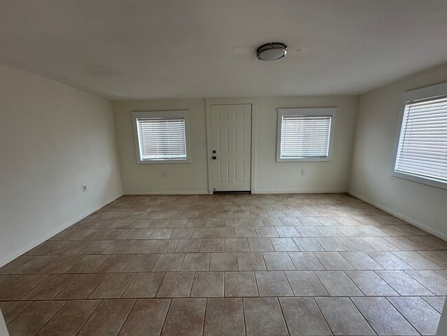 Building Photo - Newly Remodeled 3 bed 1 bath home!