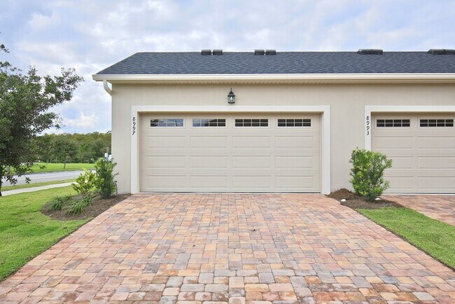 Building Photo - Beautifully Appointment 3/2 Modern Townhom...