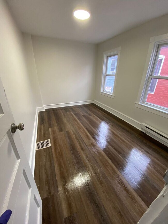 Building Photo - Cozy Five bedroom house...
