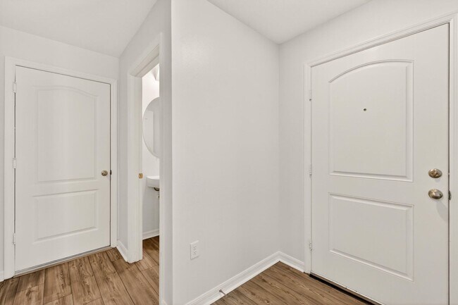 Building Photo - 3BR Townhome in Tavares with Open Floor Plan & Community Playground