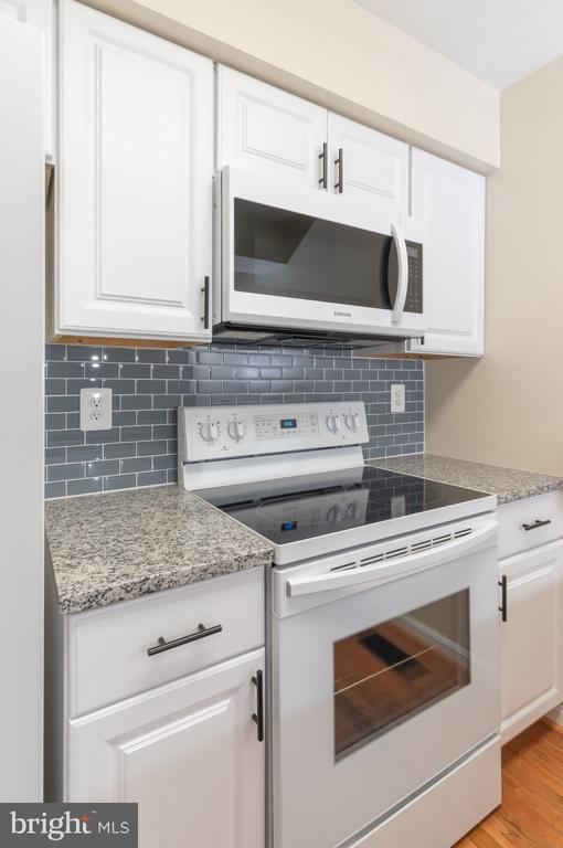 Building Photo - 7 Valleyfield Ct