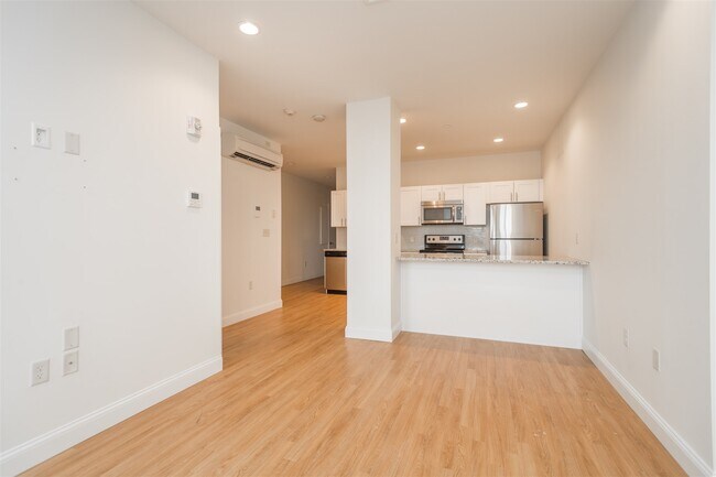 Building Photo - 875 Elm St