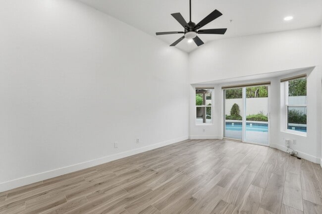 Building Photo - Modern & Spacious 3 Bed 2 Bath Home in Nor...