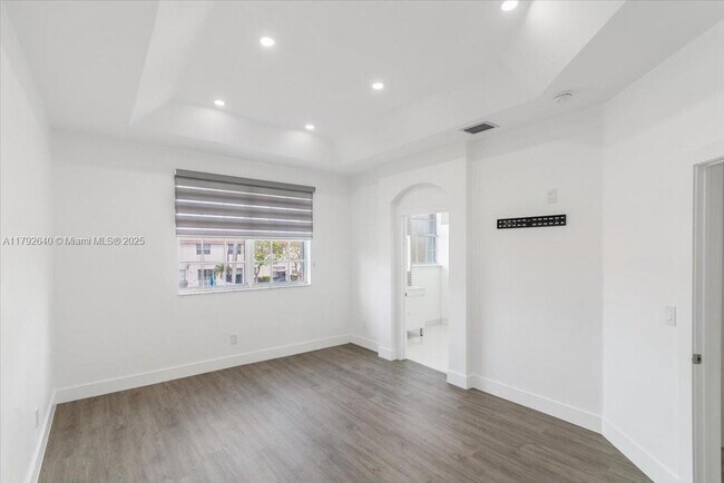 Building Photo - 685 NE 21st Ave