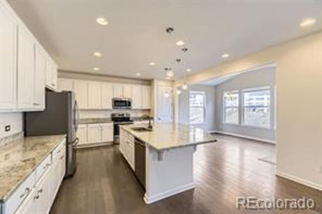 Building Photo - Spacious 3 bed 3 bath 2-story comfortable ...