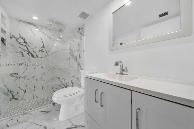 Building Photo - 7601 E Treasure Dr