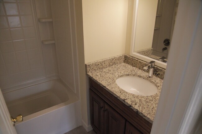 Building Photo - 2bd/2.5bth home in Southpark! Location, Lo...