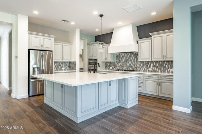 Building Photo - 70 E Kennedia Dr