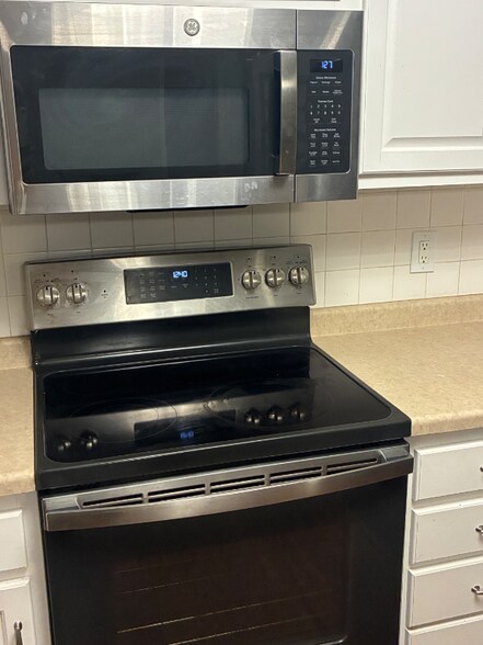 Building Photo - W649 Hillview Dr