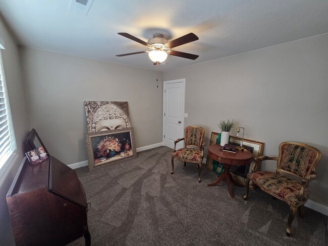 Building Photo - Stunning 3 bed home - like new