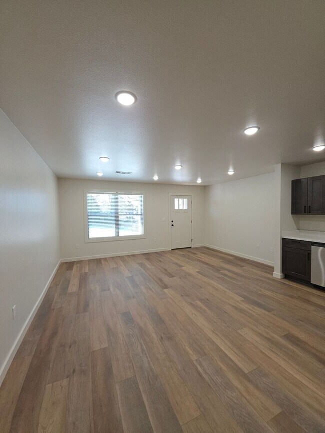 Building Photo - 703 W 12th St