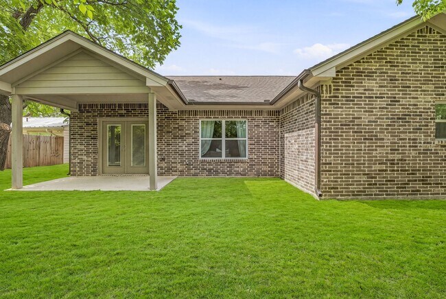 Building Photo - 191 Davis Ave