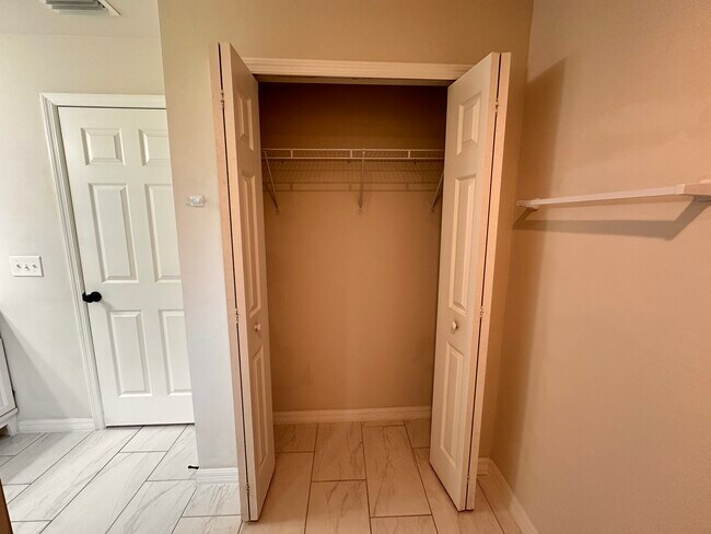 Building Photo - 913 NE 13th Ave