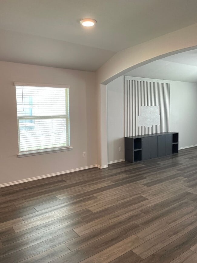 Building Photo - Available Now | Modern Single-Story 3 Bed, 2 Bath | Separate Office/Den | Big Yard | Pet Restrict...
