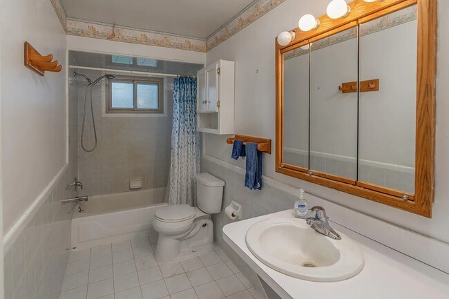 Building Photo - 150 Bobolink Ave