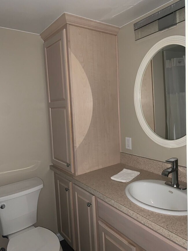 Building Photo - BEAUTIFUL 2 BED CONDO IN HEART OF LIVONIA