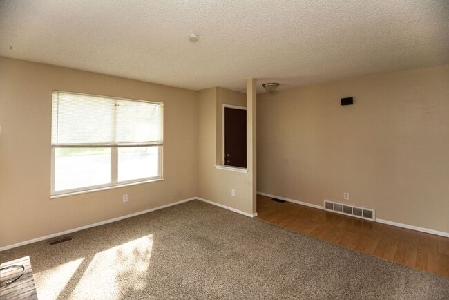 Building Photo - Great 4 bedroom Ranch style home!