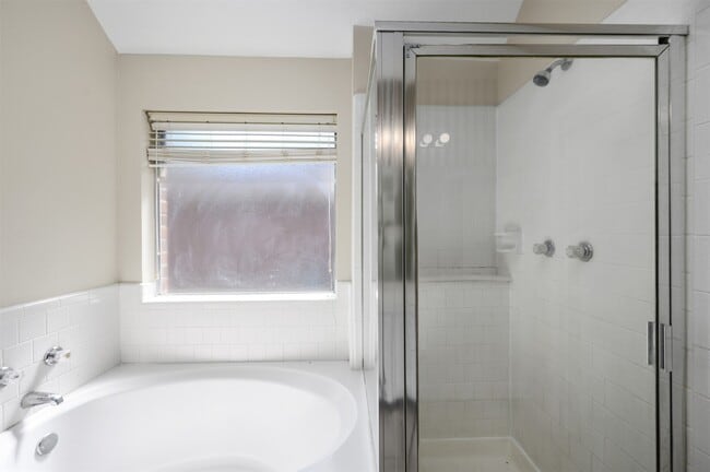 Building Photo - 1631 Stonehaven Village Cir
