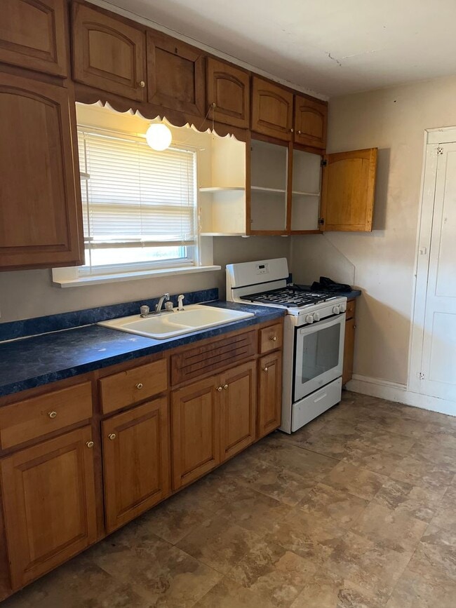 Building Photo - 2bd Single Cash Pay/Section 8