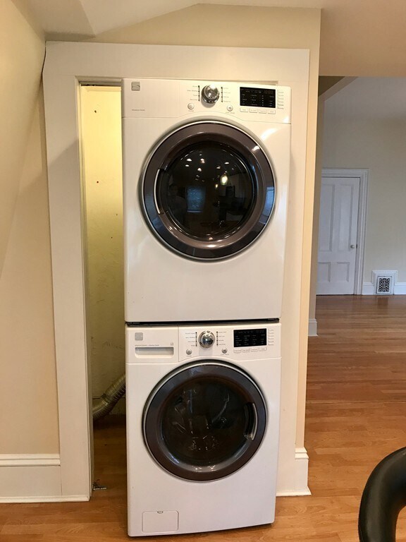 Building Photo - 674 Main St