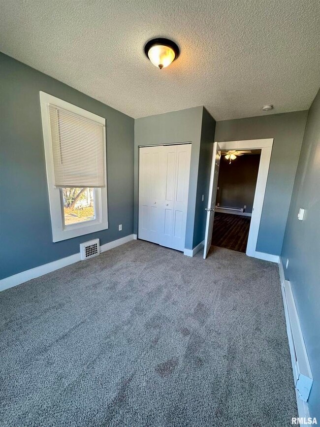 Building Photo - 627 N Division St