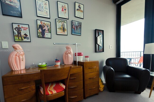 Building Photo - 1000 Venetian Way